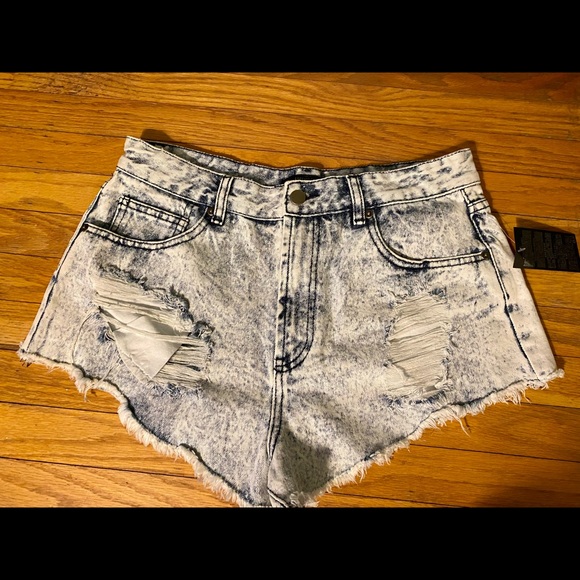 New with tags, high waisted light wash jean shorts. - Picture 2 of 10